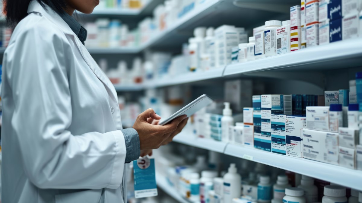 farmacista in timp ce verifica stocurile